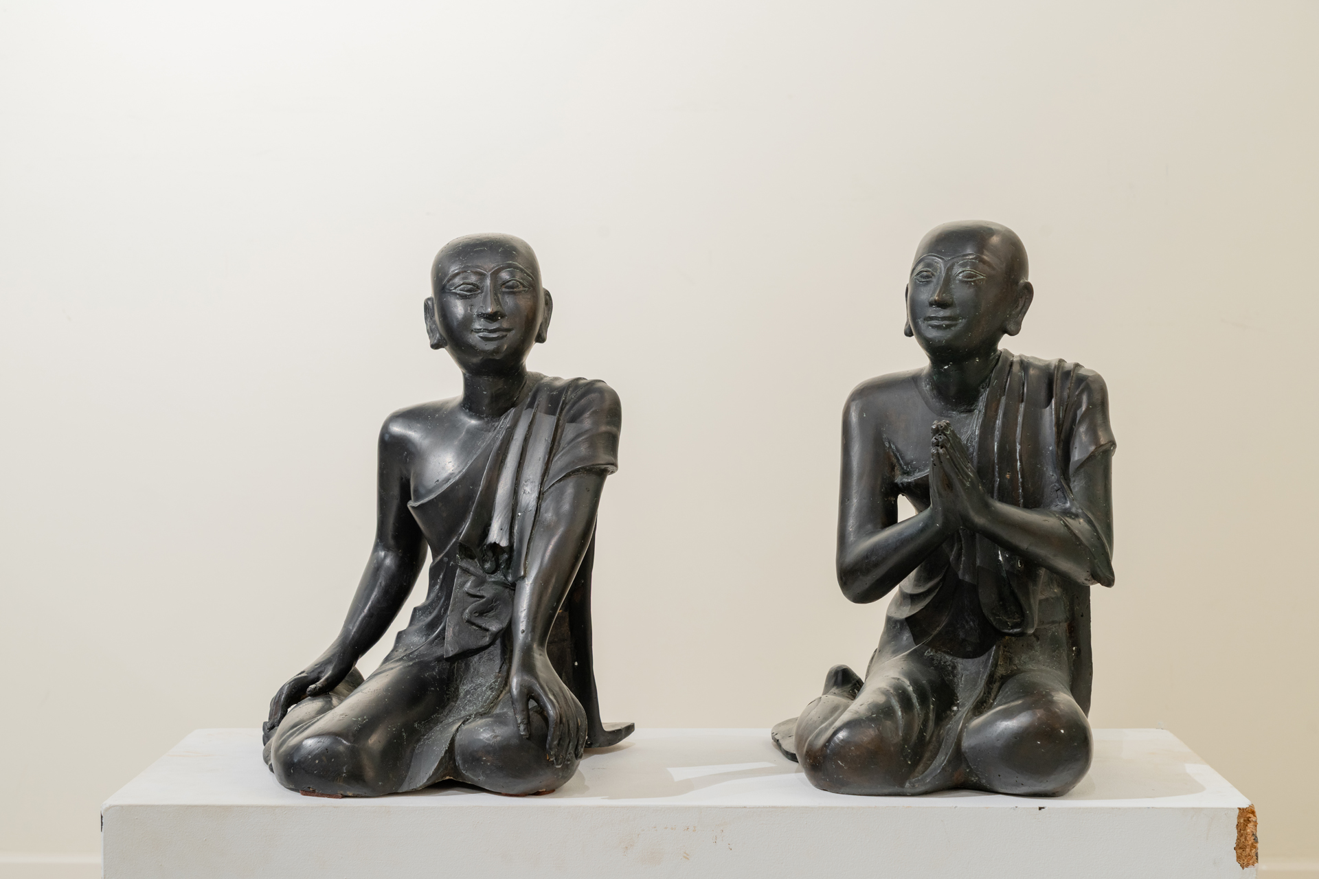 Pareja de monjes tailandeses, sXX. Bronce y terracota.