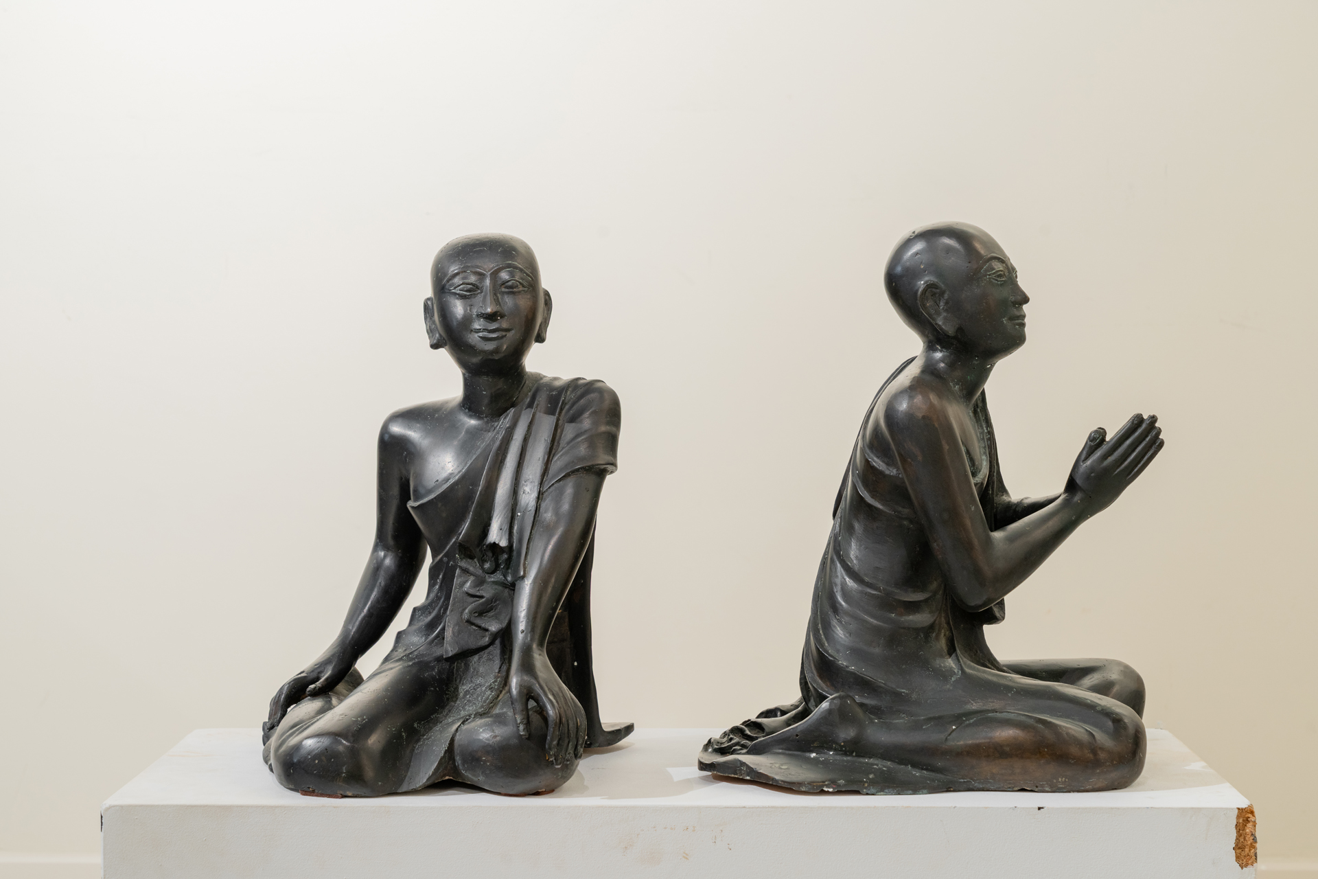 Pareja de monjes tailandeses, sXX. Bronce y terracota.