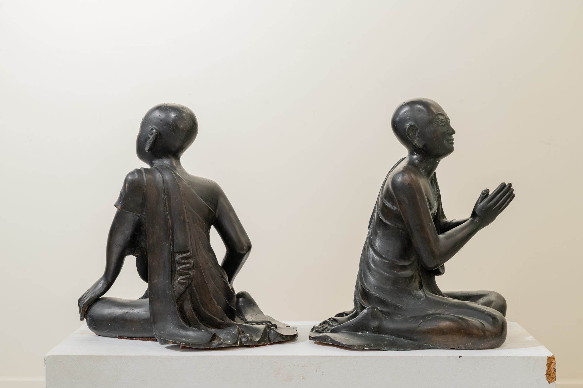Pareja de monjes tailandeses, sXX. Bronce y terracota.