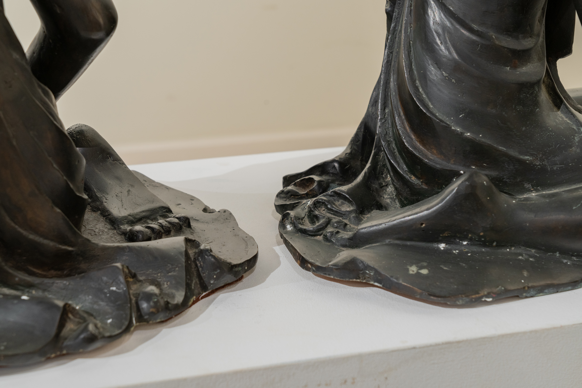 Pareja de monjes tailandeses, sXX. Bronce y terracota.
