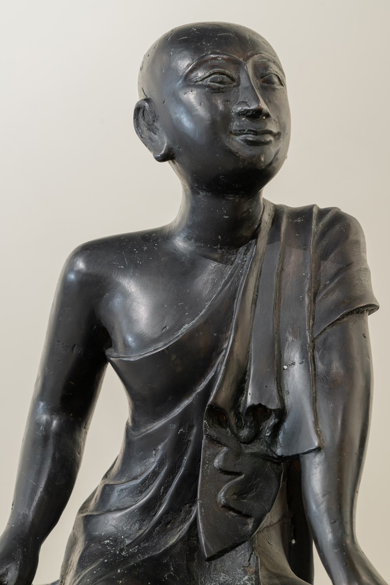 Pareja de monjes tailandeses, sXX. Bronce y terracota.