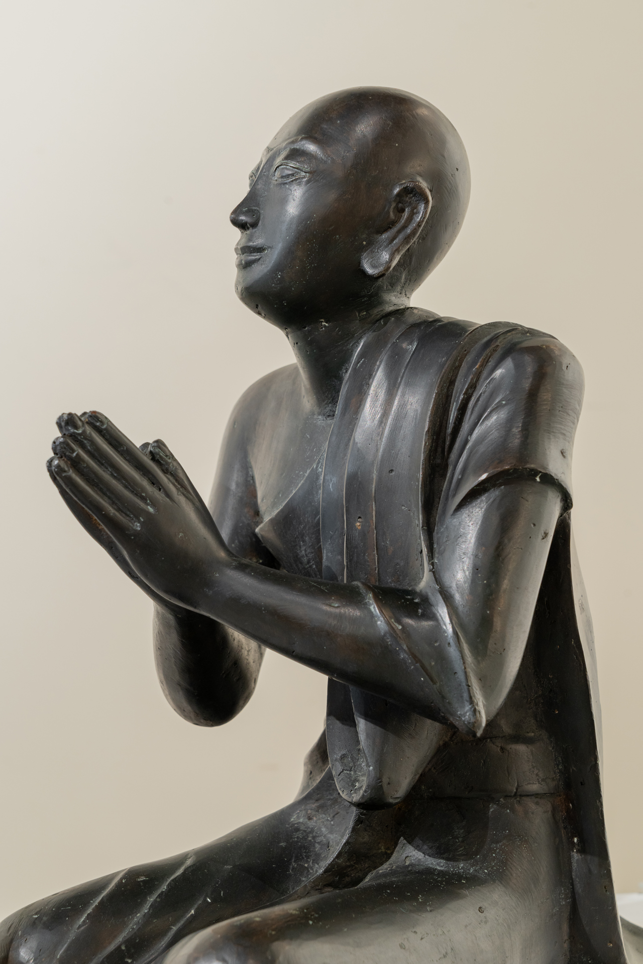 Pareja de monjes tailandeses, sXX. Bronce y terracota.