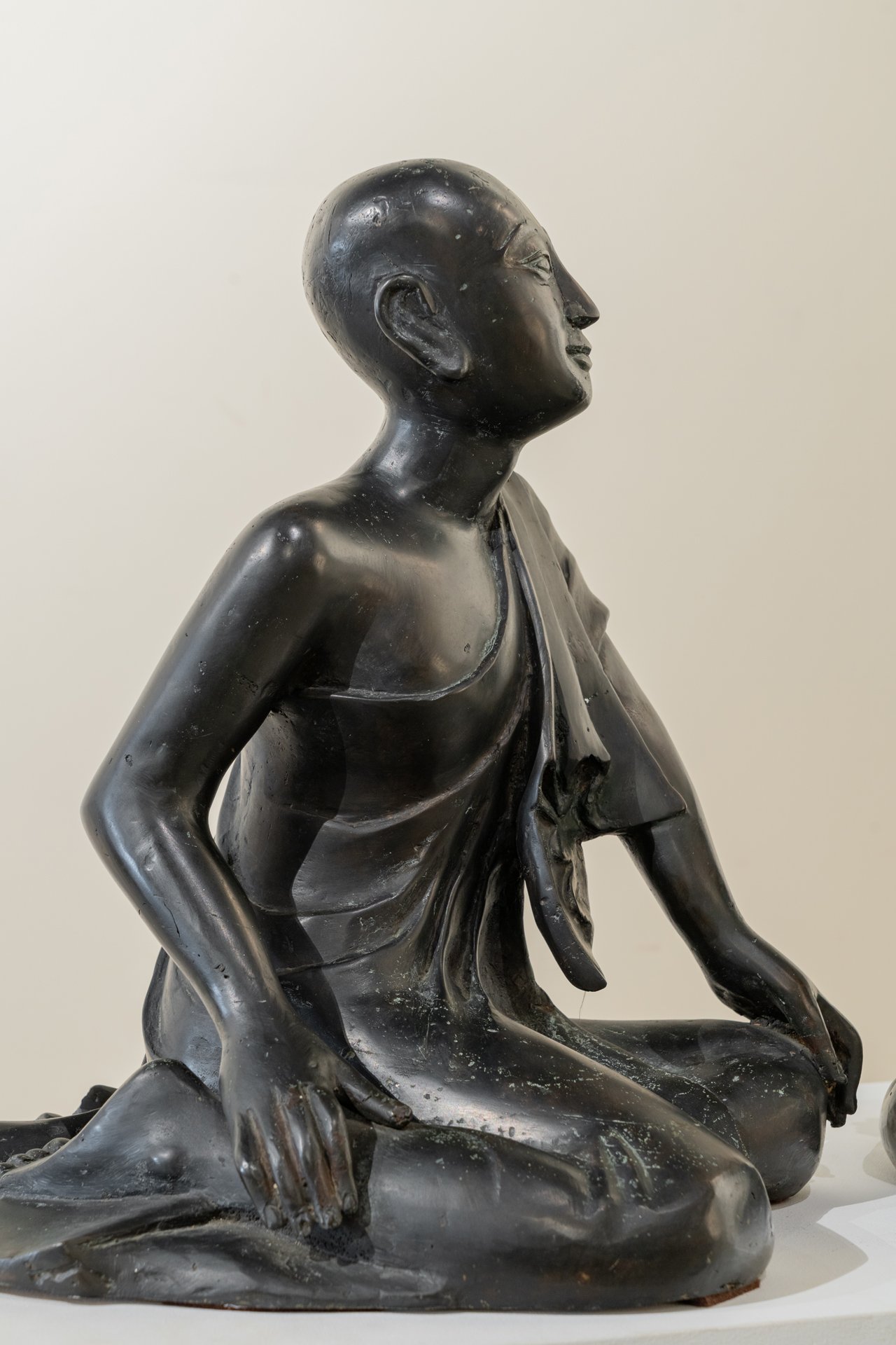 Pareja de monjes tailandeses, sXX. Bronce y terracota.