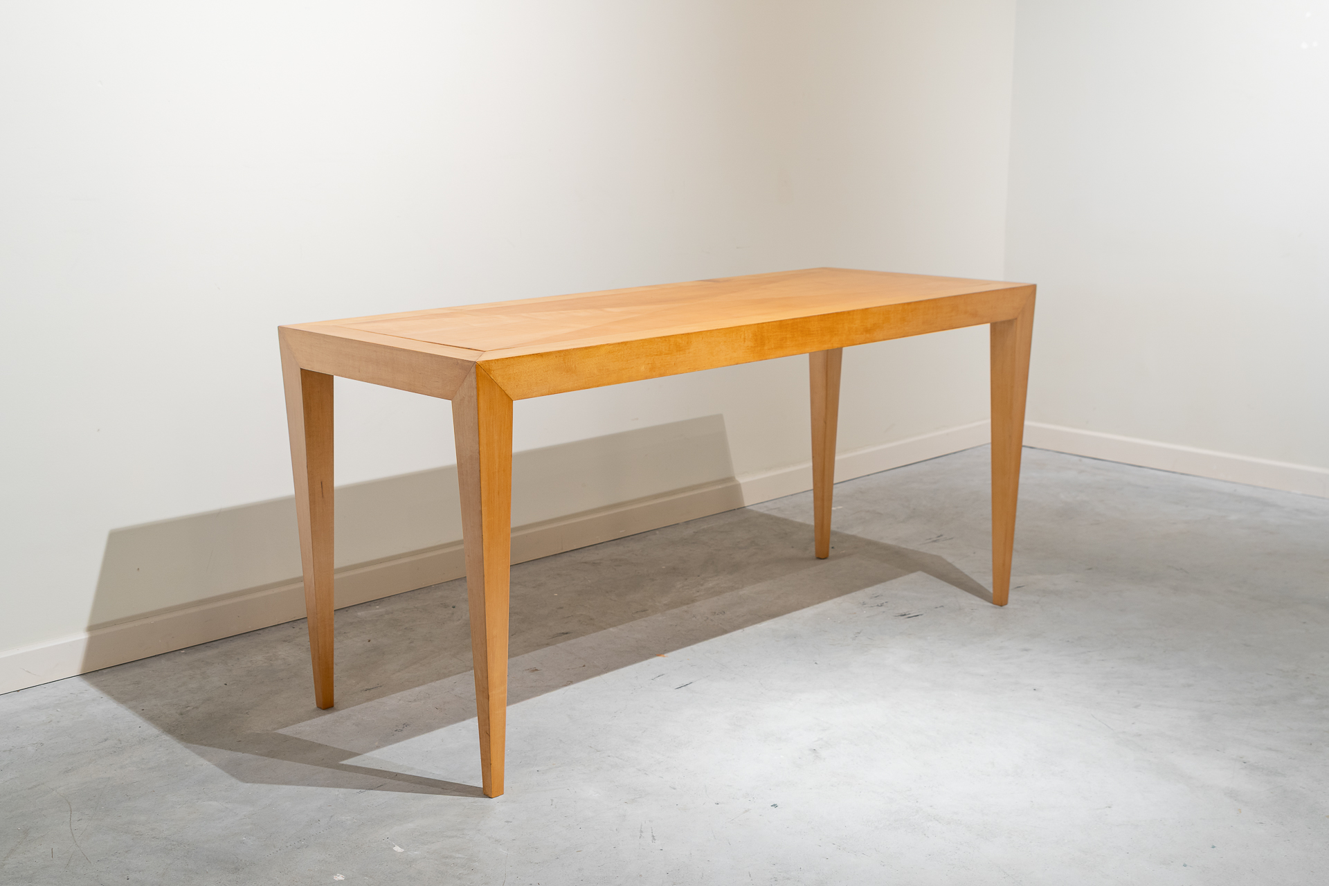 Mesa consola de madera dorada, España c. 1980