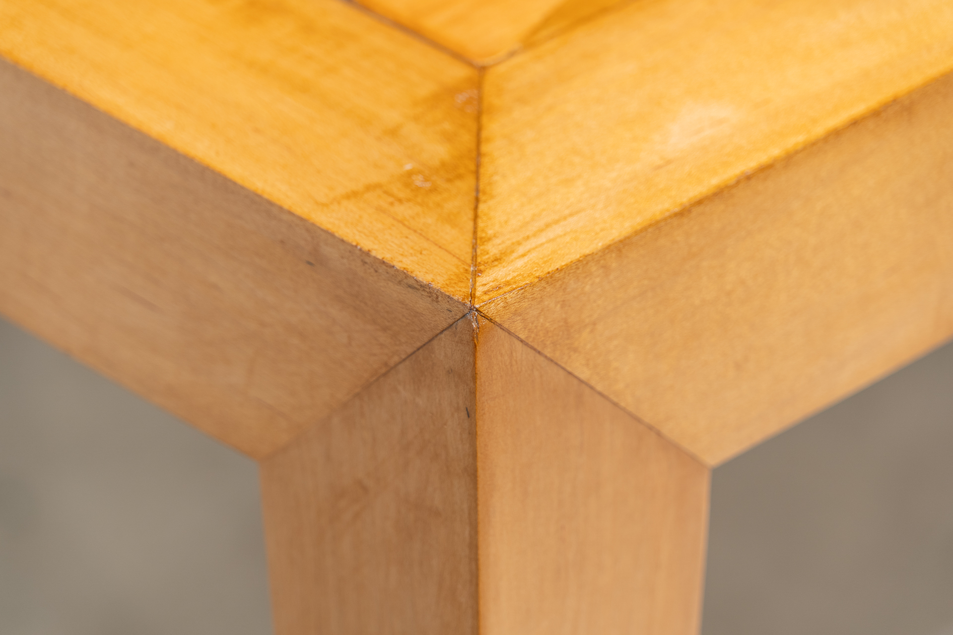 Mesa consola de madera dorada, España c. 1980